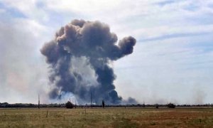 Columnas de humo se elevan sobre el aeródromo militar de Novofedorovka, en la región de Saki, en la península de Crimea, donde el martes hubo cuatro explosiones que han causado al menos un muerto.