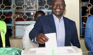10/09/2022. El candidato de 'Kenia Primero', William Ruto,  deposita su voto en una urna, a 9 de agosto de 2022.