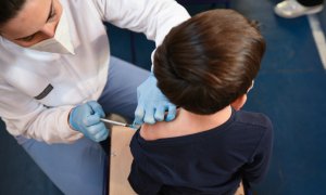 (13/1/22) Un niño recibe la vacuna contra el Covid-19, en el CEIP Campanar, a 13 de enero de 2022, en Valencia.