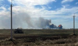 Columnas de humo sobre el aeródromo militar de Novofedorovka, en la región de Saki, en la península de Crimea, donde el martes hubo cuatro explosiones que han causado al menos un muerto.