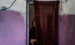 Golestan Safari, afgana de 45 años, posa para una fotografía en su casa en Kabul, Afganistán, 4 de agosto de 2022.