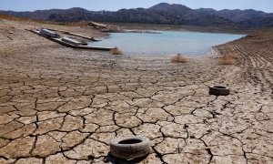 11/08/2022 Los neumáticos yacen en el suelo agrietado del embalse de la Viñuela durante una sequía severa en la Viñuela, cerca de Málaga, sur de España 8 de agosto de 2022. Un período seco prolongado y el calor extremo que hicieron del mes de julio pasado