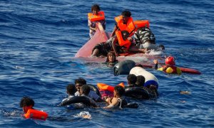 11/08/2022. Las personas que han sufrido el accidente en el Mar Mediterráneo esperan a ser rescatadas, a 11 de agosto de 2022.