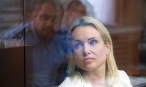 (11/8/22) La periodista Marina Ovsyánnikova, durante la sesión en un juzgado de Moscú,  a 11 de agosto de 2022.