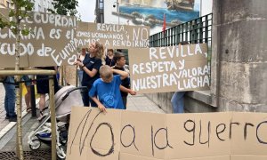 Ucranianos acuden al Gobierno con pancartas para Revilla: "Respeta y valora nuestra lucha"