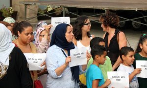 Veïns de Ripoll, entre ells membres de la comunitat musulmana del municipi, es van manifestar l'endemà dels atemptats amb cartells amb el lema "no en el meu nom".