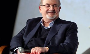 Fotografía de archivo fechada el 11 de noviembre de 2019 del escritor británico-indio Salman Rushdie durante un evento de lectura en Berlín (Alemania)