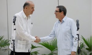 12/8/22 Los ministros de exteriores de Cuba', Bruno Rodriguez (i) y de Colombia, Alvaro Leyva, estrechan sus maros durante la rueda de prensa de este jueves en La Habana.