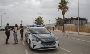 El capitán de la Compañía de la Guardia Civil de Sueca (Valencia) atiende a los medios de comunicación en el exterior del recinto del escenario principal del Festival Medusa de Cullera (Valencia)