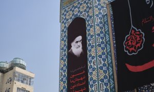 Retrato del ayatolá iraní Ruholá Jomeiní en el santuario Saleh, Irán.