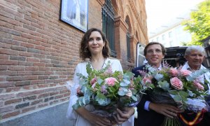 La presidenta de la Comunidad de Madrid, Isabel Díaz Ayuso, y el alcalde de la capital, José Luis Martínez-Almeida (2d), se dirigen a hacer una ofrenda floral en honor a la Virgen de la Paloma, este lunes, en Madrid.