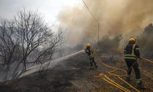 Continúan las labores de extinción del incendio forestal de Vall d'Ebo (Alicante), a 14 de agosto de 2022.