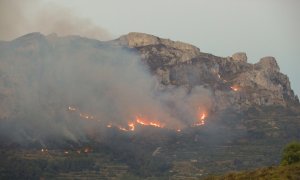 El incendio forestal que se declaró la noche del pasado sábado en Vall d,'Ebo, y que ha quemado cerca de 9.500 hectáreas y forzado al desalojo de más de un millar de personas.