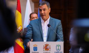 El presidente del Gobierno, Pedro Sánchez, ofrece declaraciones a los medios en La Palma.