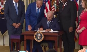 Biden aprueba la Ley de Reducción de la Inflación que grabará impuestos especiales a las grandes empresas