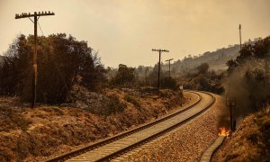 17/8/22 LLamas y humo del incendio en Bejís vistas este miércoles 17 de agosto desde la vía del tren el municipio de El Toro, en Castelló.