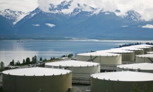 Instalaciones de almacenamiento de crudo en Alaska. Reuters