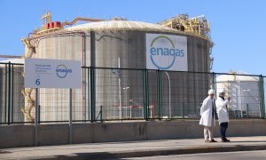 Un dels dipòsits de la planta de regasificació d’Enagás de Barcelona.