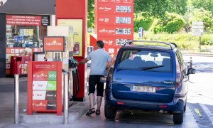 18/08/2022 Un hombre echa gasolina en una estación de servicio, el primer día de la primera operación salida del verano de 2022, a 1 de julio de 2022, en Madrid