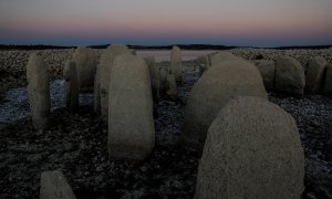 El dolmen de Guadalperal, también conocido como el 'Stonehenge español', reaparece por el retroceso de las aguas del embalse de Valdecañas en las afueras de El Gordo (Cáceres). REUTERS/Susana Vera