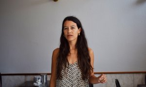 15/08/2022-Sara Torres en una cafetería de Gijón con su mascota Pan durante la entrevista.