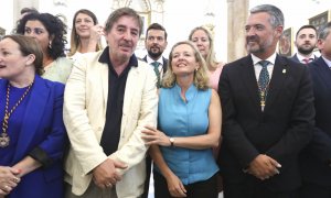 La vicepresidenta primera y ministra de Asuntos Económicos y Transformación Digital, Nadia Calviño, junto al marido de la escritora, Luis García Montero (i) y el alcalde de Rota, José Javier Ruiz Arana (d) durante el acto de nombramiento de Almudena Grand