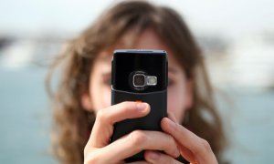 Una niña sostiene un teléfono móvil, en una imagen de archivo