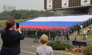 22/08/2022. Soldados rusos sostienen la bandera de su país en el Día Nacional de la Bandera de Rusia, a 22 de agosto de 2022 en Moscú.