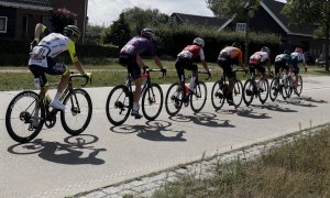 Grupo de escapados del pelotón ciclista durante la tercera etapa de la Vuelta a España 2022 este domingo, con 193,2 kms de recorrido y salida y llegada en Breda.