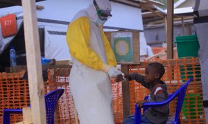 23/08/2022 Una enfermera atiende a un niño con síntomas del virus ébola, a 20 de mayo de 2019, en Beni, República Democrática del Congo.