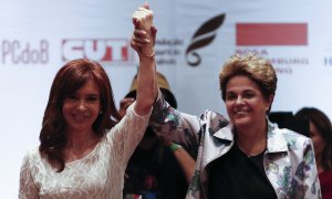 Gesto de las expresidentas Dilma Rousseff (D) de Brasil y Cristina Kirchner de Argentina durante la conferencia La lucha política en América Latina hoy, en Sao Paulo el 9 de diciembre de 2016.