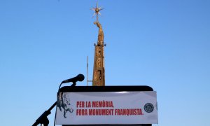 13/07/2022-El monumento franquista de Tortosa con una pancarta para su desmantelamiento el 13 de julio