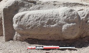 24/08/2022. Vista del relieve en forma de falo en uno de los sillares que forman la esquina noreste de la torre romana, a 24 de agosto de 2022.