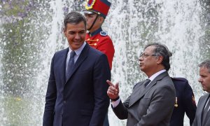 El presidente del gobierno de España, Pedro Sánchez, junto al presidente de Colombia, Gustavo Petro, asiste a una ceremonia de honores militares en Bogotá (Colombia), a 24 de agosto de 2022.