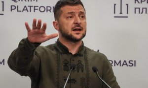 El presidente de Ucrania, Volodímir Zelenski, asiste a una conferencia de prensa.