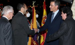 Fotografía cedida por la Cancillería de Ecuador de su canciller Juan Carlos Holguín (2-i) saludando al presidente del Gobierno de España Pedro Sánchez (2-d) hoy, a su llegada a Quito (Ecuador).