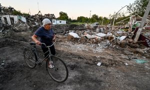 25/08/2022. Una mujer recorre con su bicicleta la zona del siniestro, provocado por un ataque ruso en Chaplyne (Dnipropetrovsk ), a 25 de agosto de 2022.