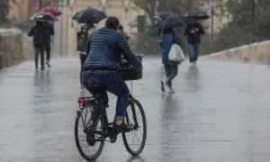 3/5/22 Una persona circula en bicicleta bajo la lluvia, a 3 de mayo de 2022, en Valencia.