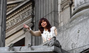 La actual vicepresidenta y expresidenta de Argentina, Cristina Fernández de Kirchner, saluda desde un balcón del Congreso tras de pronunciar un discurso público en su defensa.