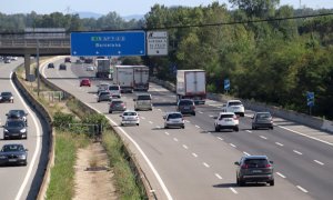 27/08/2022 - Cotxes circulant per l'AP-7 a l'altura de Girona Sud.