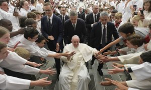 Una imagen proporcionada por los medios del Vaticano muestra al Papa Francisco llegando a la audiencia en la que dio su discurso, a 26 de agosto de 2022.