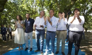 El presidente del Partido Popular, Alberto Núñez Feijóo, junto a Juanma Moreno, Alfonso Rueda, Isabel Díaz Ayuso, Alfonso Fernández Mañueco y Fernando López Miras.