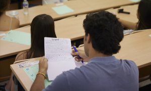 Un estudiante repasa los apuntes durante el primer día de la convocatoria extraordinaria de la Prueba de Evaluación de Bachillerato para el Acceso y la Admisión en la Universidad en la Facultad de Física, a 12 de julio de 2022 en Sevilla.