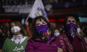 29/08/2022. Decenas de mujeres  participan en el acto político para incentivar el voto a favor de la nueva Constitución en el plebiscito del próximo 4 de septiembre, el 27 de agosto de 2022.