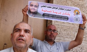 Un hombre sostiene una foto de Mohammad al Halabi, durante una protesta en solidaridad tras la decisión de un tribunal israelí de sentenciarlo a 12 años, en la ciudad de Gaza, el 30 de agosto de 2022.