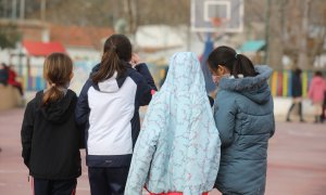 10/01/2022-Varias niñas juegan en el recreo durante el primer día de clase presencial tras la Navidad, en el Colegio Privado Alameda de Osuna, a 10 de enero de 2022, en Madrid, (España).