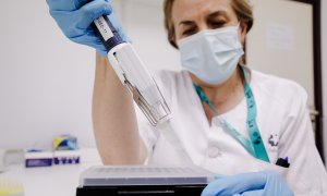 30/08/2022Una técnico de laboratorio prepara una PCR para el análisis de la viruela del mono, en el Hospital Ramón y Cajal, a 30 de mayo de 2022, en Madrid