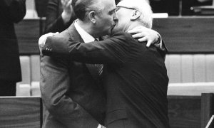 La icónica foto del saludo entre Mijaíl Gorbachov y Erich Honecker.