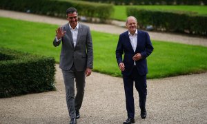 El presidente del Gobierno, Pedro Sánchez, junto al canciller alemán Olaf Scholz, este martes en Meseberg (Alemania).