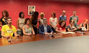 01/09/2022 - El conseller d'Educació, González-Cambray, i els representants dels sindicats de docents que han signat l'acord aquest dijous.